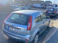 Gebraucht Ford Fiesta Ambiente 80 PS (58 kW) 2007 Blau Kleinwagen