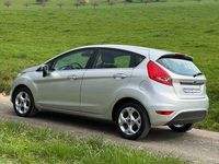 Gebraucht Ford Fiesta Titanium 97 PS (71 kW) 2011 Silber Kleinwagen