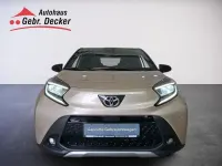 Gebraucht Toyota Aygo X X-plore 72 PS (52 kW) 2024 Ginger beige / night sky black SUV