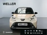 Gebraucht Toyota Aygo Style 72 PS (52 kW) 2023 Ginger beige / night sky black Kleinwagen