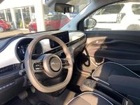 Gebraucht Fiat 500e Basis 86 kW (118 PS) 2023 Colore esterno (arktis weiß) Limousine