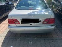 Używany Mercedes E280 142 KM (104 kW) 1997 Srebrny Sedan/Limuzyna
