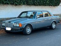Gebraucht Mercedes E230 136 PS (100 kW) 1984 Blau Limousine