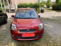 Gebraucht Ford Fiesta Ambiente 60 PS (44 kW) 2006 Rot Kleinwagen