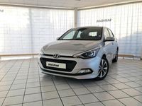 Gebraucht Hyundai i20 101 PS (74 kW) 2015 Sleek silver / met Coupé
