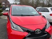 Gebraucht Toyota Aygo 75 PS (55 kW) 2016 Rot Kleinwagen