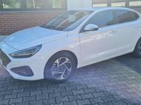 Gebraucht Hyundai i30 Life 140 PS (102 kW) 2024 Serenity white pearl Limousine