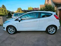 Gebraucht Ford Fiesta 100 PS (73 kW) 2015 Weiß Kleinwagen