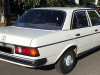 Gebraucht Mercedes E230 136 PS (100 kW) 1982 Weiß Limousine