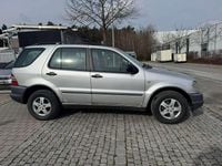 Gebraucht Mercedes ML270 163 PS (119 kW) 2000 Silber SUV