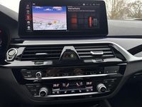 Gebraucht BMW M550 530 PS (389 kW) 2022 Carbon schwarz Limousine