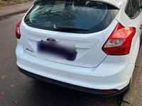 Gebraucht Ford Focus 103 PS (75 kW) 2014 Weiß Limousine