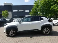 Gebraucht Toyota Yaris Hybrid 116 PS (85 kW) 2023 Platinum white pearl mc. (089)/ black mi (metallic) SUV
