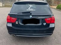 Gebraucht BMW 320 163 PS (119 kW) 2009 Schwarz Kombi