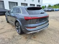 Gebraucht Audi e-tron Ambiente 369 kW (503 PS) 2022 Daytonagrau perleffekt SUV