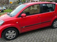 gebraucht Daihatsu Sirion 1.3 Liter - rot - 8-fach bereift - DAB/BT/FSE