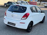 Gebraucht Hyundai i20 Edition 86 PS (63 kW) 2012 Coral white Kleinwagen