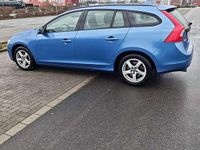 Gebraucht Volvo V60 Kinetic 150 PS (110 kW) 2015 Blau Kombi