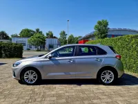 Gebraucht Hyundai i30 Select 120 PS (88 kW) 2022 Silber Limousine