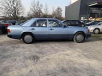 Gebraucht Mercedes E230 132 PS (97 kW) 1992 Blau metallic Limousine