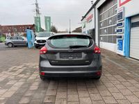 Gebraucht Ford Focus Trend 125 PS (91 kW) 2016 Grau Limousine