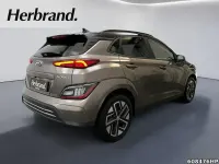 Gebraucht Hyundai Kona Trend 100 kW (136 PS) 2023 Silky bronze /phantom black / SUV