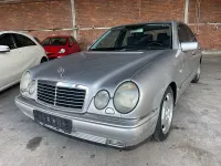 Używany Mercedes E290 Avantgarde 129 KM (94 kW) 1998 Srebrny Sedan/Limuzyna