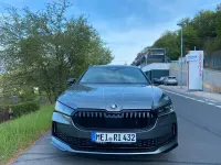 Neu Skoda Superb SportLine 193 PS (141 kW) 2026 Grau Kombi