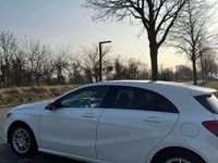 Gebraucht Mercedes A180 122 PS (89 kW) 2015 Weiß Kleinwagen