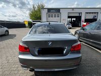 gebraucht BMW 520 Facelift: Eleganz und Komfort in Grau-Anthrazit