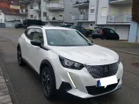 Gebraucht Peugeot e-2008 Allure 100 kW (136 PS) 2023 Weiß SUV