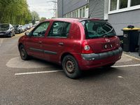 Używany Renault Clio II 58 KM (42 kW) 2001 Czerwony Hatchback