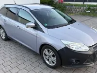 Usado Ford Focus Trend 95 CV (69 kW) 2012 Plateado Berlina
