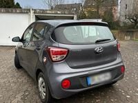 Gebraucht Hyundai i10 Passion 67 PS (49 kW) 2018 Grau Kleinwagen