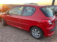 Gebraucht Peugeot 206+ 75 PS (55 kW) 2009 Farbe rot aden/flach standard Kleinwagen