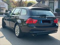 Gebraucht BMW 320 177 PS (130 kW) 2010 Schwarz Kombi
