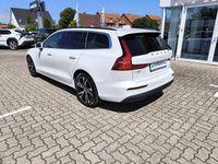 Gebraucht Volvo V60 197 PS (144 kW) 2024 Crystal white pearl / metallic Kombi