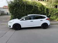 Gebraucht Ford Focus Ambiente 86 PS (63 kW) 2015 Weiß Kleinwagen
