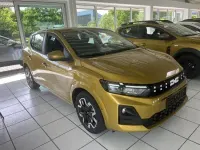 Neu Dacia Sandero Comfort 101 PS (74 kW) 2025 Amber yellow Limousine