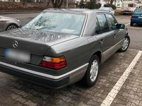 Gebraucht Mercedes E230 132 PS (97 kW) 1990 Grau Limousine