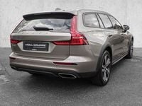 Gebraucht Volvo V60 CC Pro 197 PS (144 kW) 2022 Pebble grey / metallic Kombi