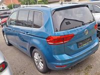 Gebraucht VW Touran Highline 150 PS (110 kW) 2017 Carribean blue metallic Van / Kleinbus