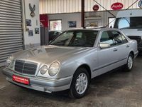 Gebraucht Mercedes E240 Elegance 170 PS (125 kW) 1998 Schwarz Limousine