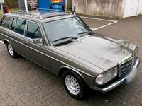 Gebraucht Mercedes E230 136 PS (100 kW) 1979 Grau Kombi