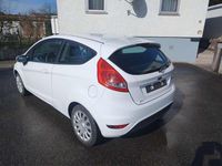 Gebraucht Ford Fiesta Trend 60 PS (44 kW) 2011 Frostweiß Kleinwagen