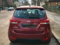 Gebraucht Hyundai ix20 90 PS (66 kW) 2011 Rot Kleinwagen
