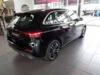 Gebraucht Mercedes B200 163 PS (119 kW) 2024 Schwarz Kleinwagen