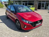 Gebraucht Hyundai i20 Trend 101 PS (74 kW) 2022 Dragon red/ phantom black Kleinwagen