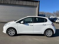 Gebraucht Peugeot 208 Active 82 PS (60 kW) 2015 Weiß Kleinwagen