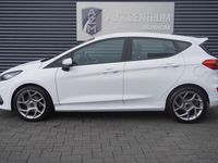 Gebraucht Ford Fiesta Ambiente 200 PS (147 kW) 2018 Sonderlackierung frostweiß Kleinwagen